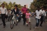 Shahrukh Khan teaches Suhana to ride a bicycle in Bandra, Mumbai on 6th Dec 2011 (4).JPG